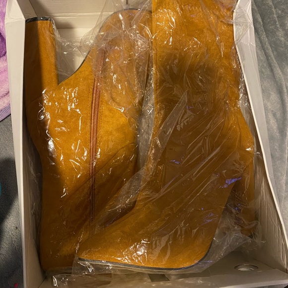 Boots - Picture 8 of 8